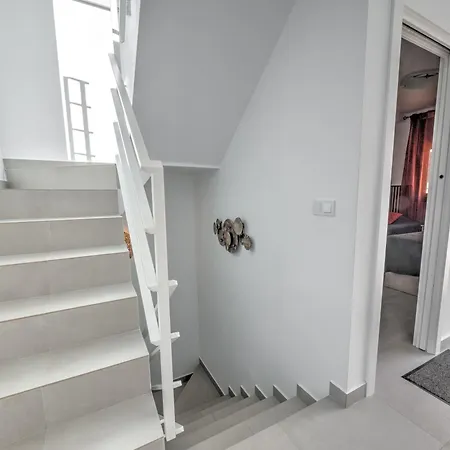 בית נופש House With Rooftop Terrace, Views And Pool, נרחה