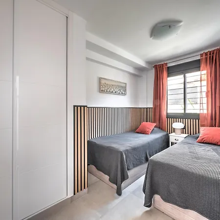 בית נופש House With Rooftop Terrace, Views And Pool, נרחה